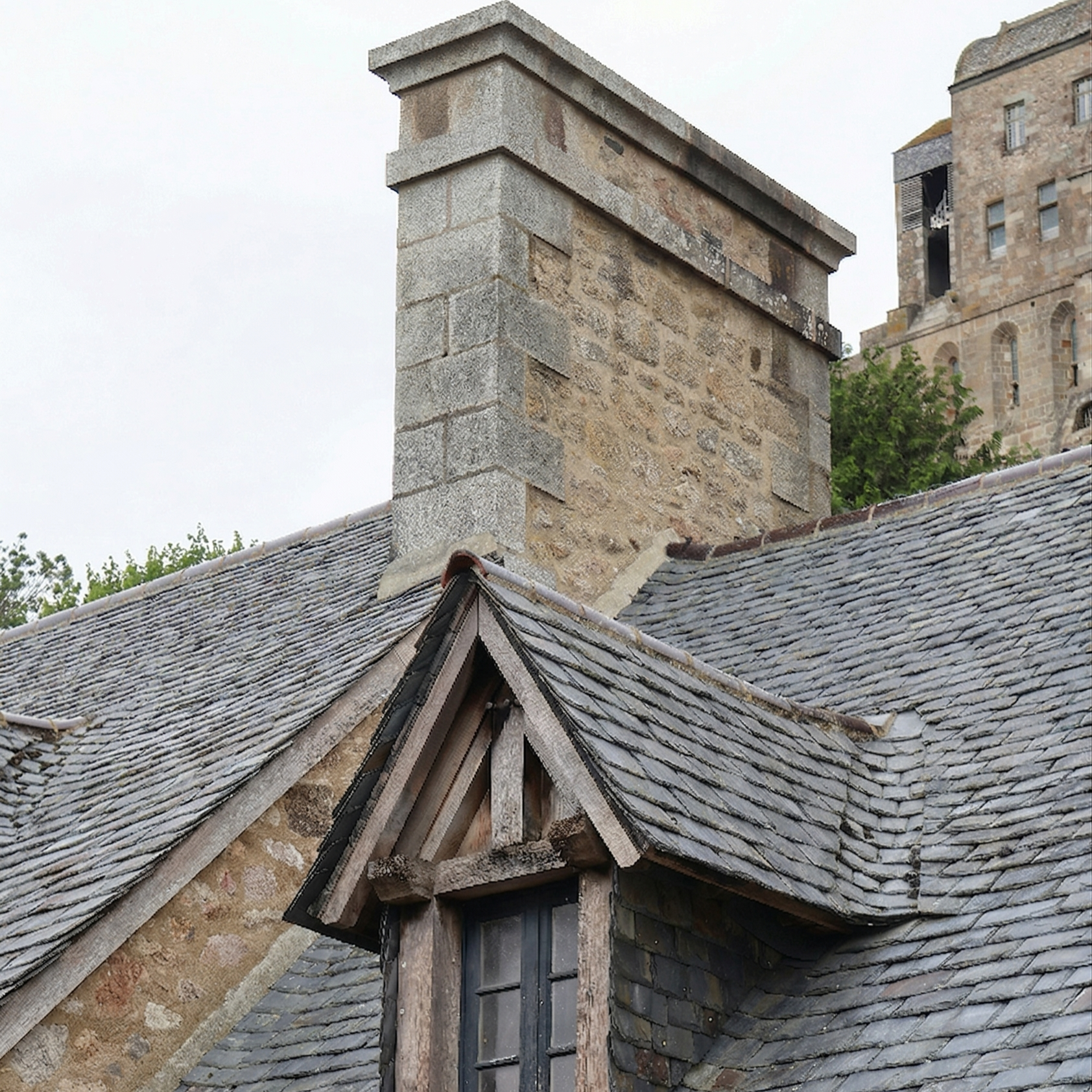 Toiture propre et protégée après démoussage par drone à Lorient